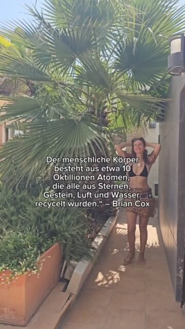 Alle Atome in unserem Körper ursprünglich aus der Materie des Universums stammen. Viele der Elemente, aus denen wir bestehen – wie Kohlenstoff, Sauerstoff, Stickstoff und Eisen – wurden einst in Sternen durch Kernfusion gebildet und nach deren Explosion ins All verteilt.
Kurz gesagt: Wir bestehen buchstäblich aus „Sternenstaub“.
Alles in dir war schon einmal etwas anderes: ein Tropfen Wasser im Ozean, ein Staubkorn in der Luft, ein Funke in einem Stern.
Nichts an dir ist zufällig. Jeder Teil deines Körpers trägt Spuren von etwas, das uralt ist – älter als die Erde selbst.
Wenn du dich mit der Natur verbindest, erinnerst du dich daran, woher du kommst.
Wenn du atmest, atmest du das Universum. 
Love Linda