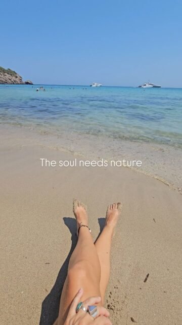 Pinienwälder, die im warmen Wind rauschen. Kleine Geckos, die über sonnengeheizte Mauern huschen. Ein türkisfarbenes Meer, das in der Sonne glitzert. Rauhe Felsformationen, rote Erde und dieser Duft nach Sommer, Salz und Freiheit…Ibiza 🩵