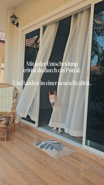 Entscheidungen sind wie Tore.
Jede Wahl eröffnet eine neue Zeitlinie.
Jede Entscheidung ist ein Übergang.
Mit jeder Wahl beginnt ein neuer Weg.
Entscheidungen öffnen neue Möglichkeiten.
Jede davon führt dich in eine andere Zukunft.
Mit jeder Entscheidung trittst du durch ein Portal.
Und landest in einer neuen Realität.
Wenn du und dein Tier dir Unterstützung bei einem der vielen möglichen Portale wünscht bin ich gerne euer Vermittler in einem Tiergespräch.