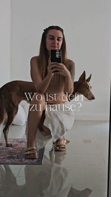 Immer wenn ich gefragt werde: „Linda, wo kommst du her?“
Bin ich immer für einen Moment überrumpelt. Ich weiß einfach nicht was ich antworten soll.
Wo komme ich her und wo ist mein Zuhause?
Welches ist mein Zuhause?
Ich dachte in letzter Zeit viel darüber nach.
Ich bin in Deutschland geboren und habe ukrainisches Blut in mir. Ich hatte immer russische und ukrainische Freundinnen.
In Deutschland hatte ich mich schon in meinen zwanzigern nicht wohl gefühlt.
Ich habe Ibiza kennen und lieben gelernt und fühlte mich dort immer richtig frei und habe dort über 11 Jahre gelebt.
Dann hatte ich weitere Pläne, ich wollte mehr und habe mich entschieden weiter zu ziehen.
Was sollte ich aber mit Ghandi und Fina machen. Ich hielt lange zurück und wollte "eigentlich" warten bis sie ihren Körper verlassen. Sie sind beide um die 12-13 Jahre aber fit wie Teenager.
So hieß es warten. Bis eine Freundin den entscheidenen Satz gesagt hat.
"Ich bin immer am liebsten mit meinen Hunden gereist."
Dies war der Satz. Der Satz der mich nach Thailand gebracht hat.
Und eins weiß ich - meine beiden lieben es zu Reisen und Abenteuer zu erleben.
So haben wir alle drei diese Entscheidung getroffen.
Wir hatten viele Gespräche miteinander und Ghandi und Fina haben es mir so leicht gemacht auf unserer Reise.
Wir haben uns gegenseitig gehalten und mal wieder so einiges zusammen erlebt und gelernt.
Nun meine Antwort ist jetzt ganz klar für mich...ich bin dort zu Hause wo Ghandi und Fina sind. Alles andere findet sich.
So wie wir uns auch wieder gefunden haben.