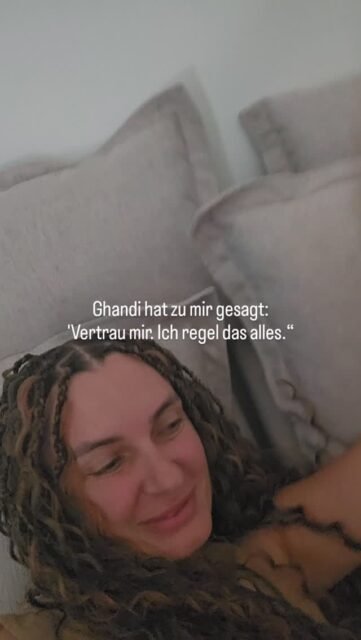 Damals, noch in Deutschland, voller Fragen zum Start in ein neues Leben in Thailand...
Und dann kam diese klare, direkte Botschaft von ihm – so typisch in seiner Energie. Bestimmt. Ruhig. Sicher.

Es ging nicht nur um mich.
Auch um Fina. Um uns alle drei.
Darum, dass ich endlich aufhöre, alles kontrollieren zu wollen.

In diesem Moment habe ich abgegeben. Wirklich abgegeben.
Und gespürt, wie leicht Vertrauen sein kann.

Ab da war für mich alles klar:
Ich gehe. Ich vertraue. Ich lasse mich führen.

Und genau so hat unser neues Leben in Thailand begonnen.