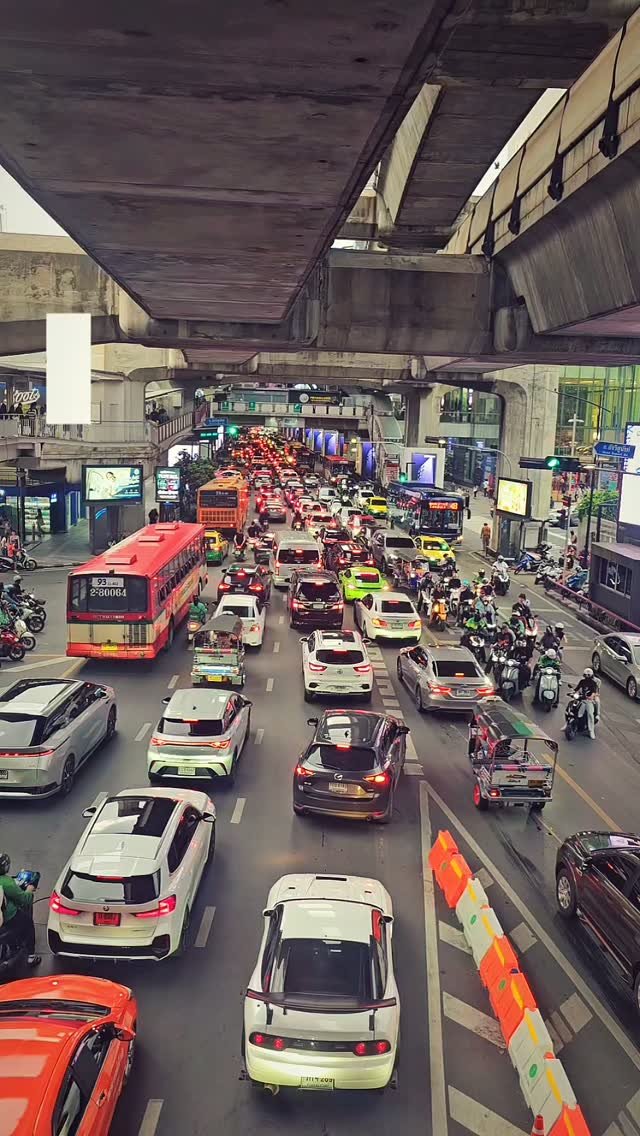 Wir haben uns mal nach Bangkok gemacht. Mit dem Taxitransfer sind es gute zwei Stunden und ich wollte mal rein ins Getümmel.
Bangkok hat mich nicht enttäuscht.
Ich bleibe dann aber doch dem Meer, der Natur und den Tieren treu.
