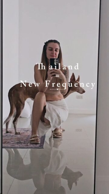 Deine Schönheit kommt nicht nur von außen – sie entsteht aus deiner Energie, aus der Art, wie du durchs Leben gehst und wie du alles tust. Dein Herz ist dabei dein Zentrum, dein Anker.
Und genau das spüren nicht nur Menschen, sondern auch die Hunde an deiner Seite. Sie fühlen deine Ruhe, deine Liebe, deine Schwingung – und spiegeln sie dir jeden Tag aufs Neue zurück.