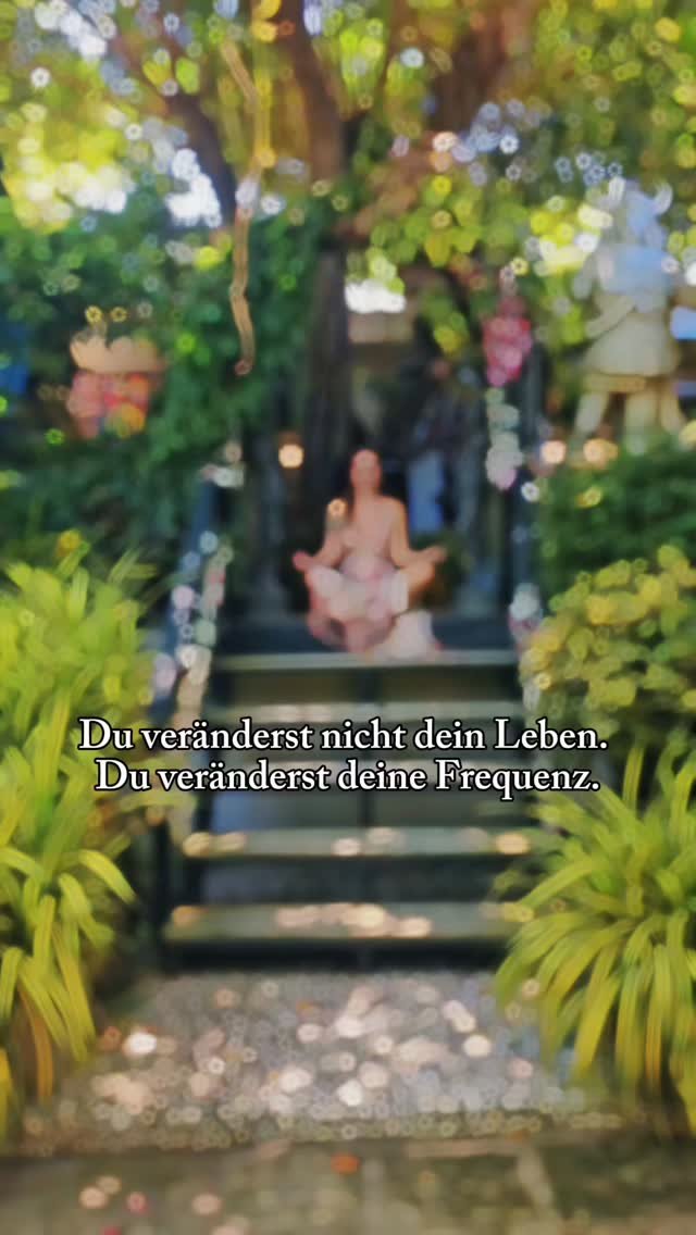 An diesem Punkt der Menschheitsgeschichte wird immer deutlicher, wie sensibel und präzise das Leben auf unsere innere Ausrichtung reagiert.
Veränderst du deine Schwingung, deine Perspektive oder die Art, wie du einer Erfahrung begegnest, beginnt sich auch deine Realität zu verändern.
Manchmal geschieht das fast augenblicklich.
Eine neue Sichtweise eröffnet neue Möglichkeiten. Ein neuer Fokus zieht neue Erfahrungen an. Plötzlich lebst und liebst du ein Leben, das sich leichter, freier und stimmiger anfühlt.
Alles befindet sich in Bewegung. Alles entwickelt sich weiter. In jedem Moment erhältst du die Gelegenheit, bewusst mitzugestalten, welche Version deiner Zukunft Wirklichkeit wird.
Die Zeit scheint schneller zu fließen als je zuvor. Vielleicht deshalb, weil immer weniger Raum dafür bleibt, jemand anderes zu sein als die Person, als die du hierher gekommen bist.
Bleibe neugierig. Begegne dem Leben mit Aufmerksamkeit und Interesse. Hinter jeder Erfahrung kann sich eine neue Tür öffnen, wenn du bereit bist, sie wirklich zu sehen.
Das sind nicht einfach nur Worte. Es sind Erinnerungen an etwas, das du längst in dir trägst.
Du weißt bereits, was zu tun ist ✨️.