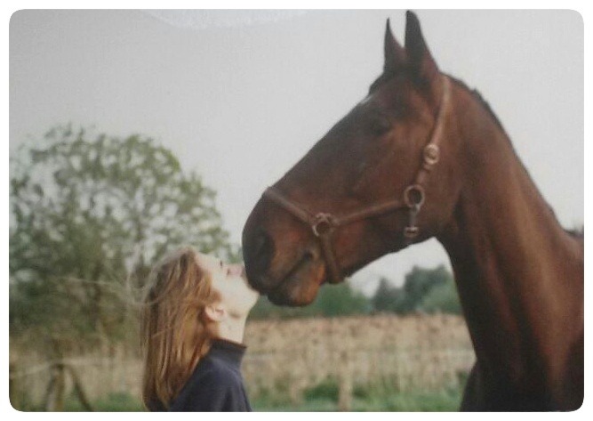 Mädchen küsst pferd